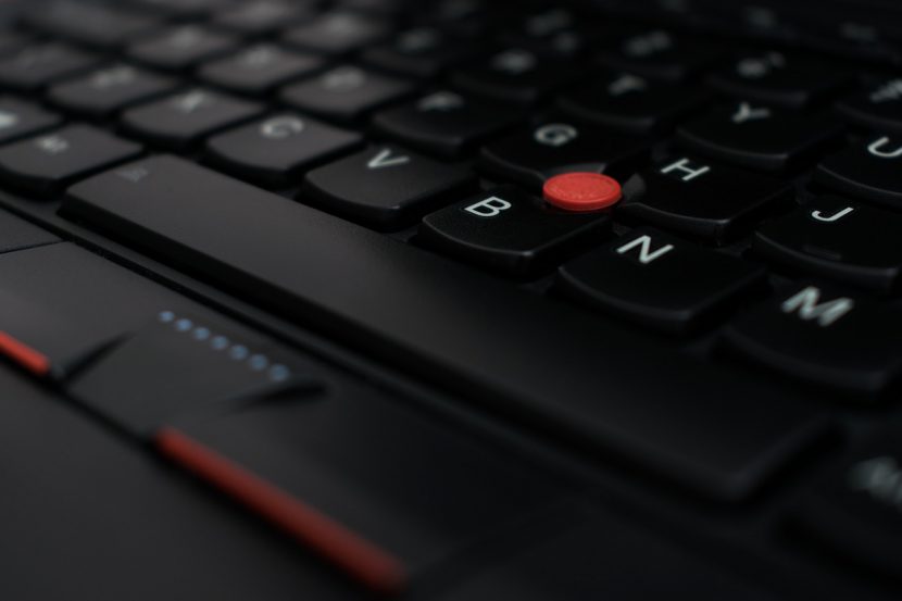 Marka Lenovo od paru lat regularnie wypuszcza na rynek laptopy 2w1 jednocześnie dbając o płynny rozwój technologii oraz innowacji w tym zakresie