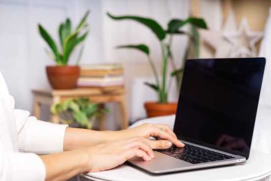 freelance-woman-typing-at-laptop-and-online-shopping-near-the-plants-happy-girl-woking-from-home-office-distance-learning-online-education-and-work - Merlin - Elektronika Akuratny Toshiba Portege X30L-G to także matowa matryca, która jest normą i w laptopach lekkich i w tych masywniejszych, bo w czasach obecnych ludzie często pracują w biegu, a matowa matryca ułatwia pracowanie w lokalizacjach obficie nasłonecznionych, czyli w porównaniu z matrycą błyszczącą jest ona rewelacją, dzięki której można kończyć pracę także na tarasie otulonym winoroślami, czyli tam gdzie jest ładnie