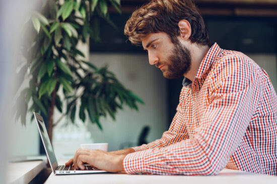 young-bearded-man-wearing-casual-shirt-using-his-laptop-computer-businessman-portrait - Merlin - Elektronika Toshiba Portege X30L-G jest ultrabookiem oferowanym z matrycą IPS oraz w rozdzielczości Full HD